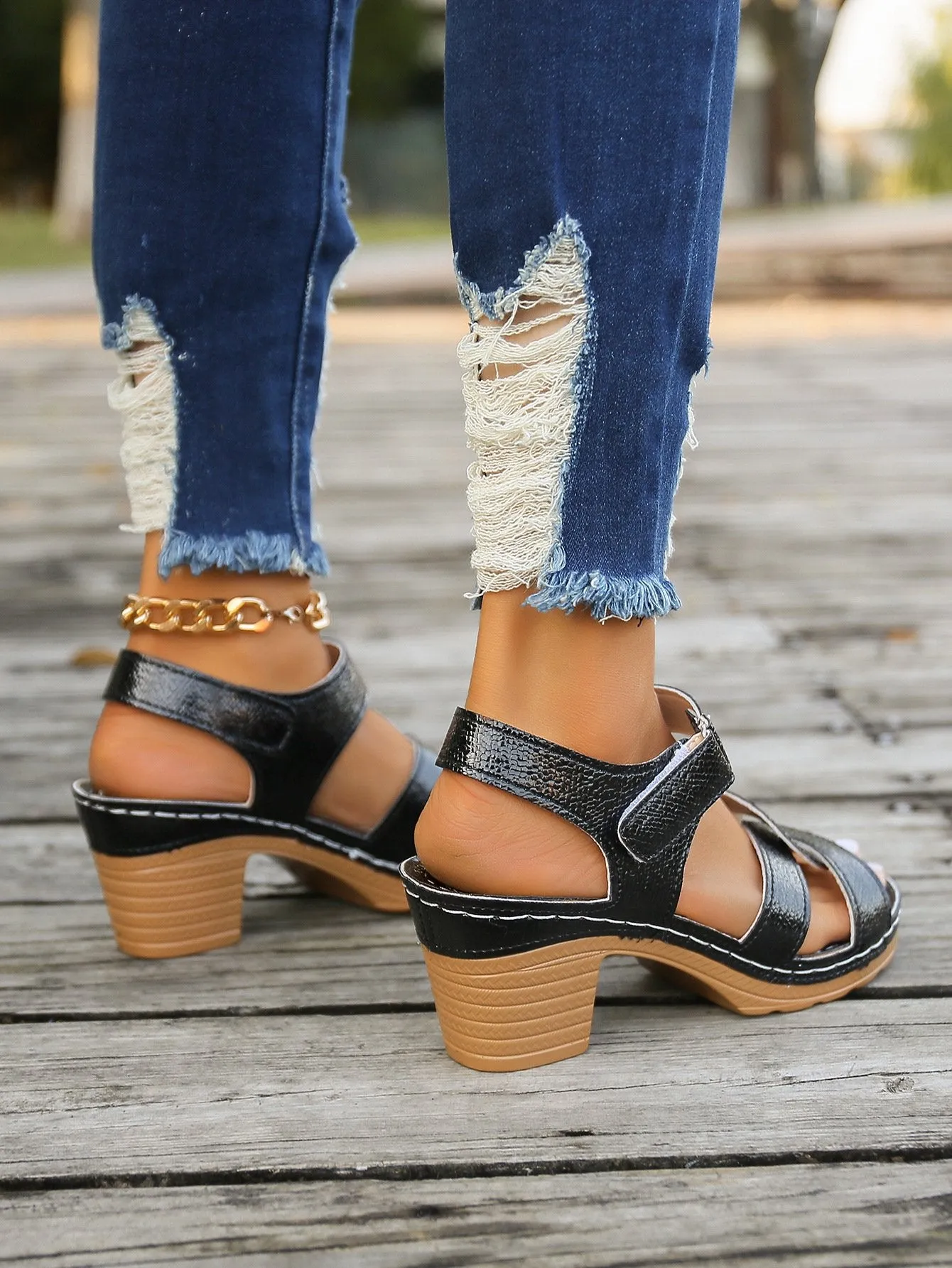 Open-toe criss-cross strap sandals